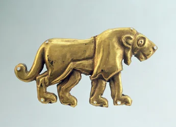 León caminando, ornamento de un dosel funerario, finales del tercer milenio a.C.